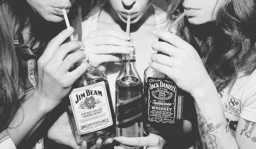 alcohol-girls-drunk-jim-bean-jack-daniels-black-white
